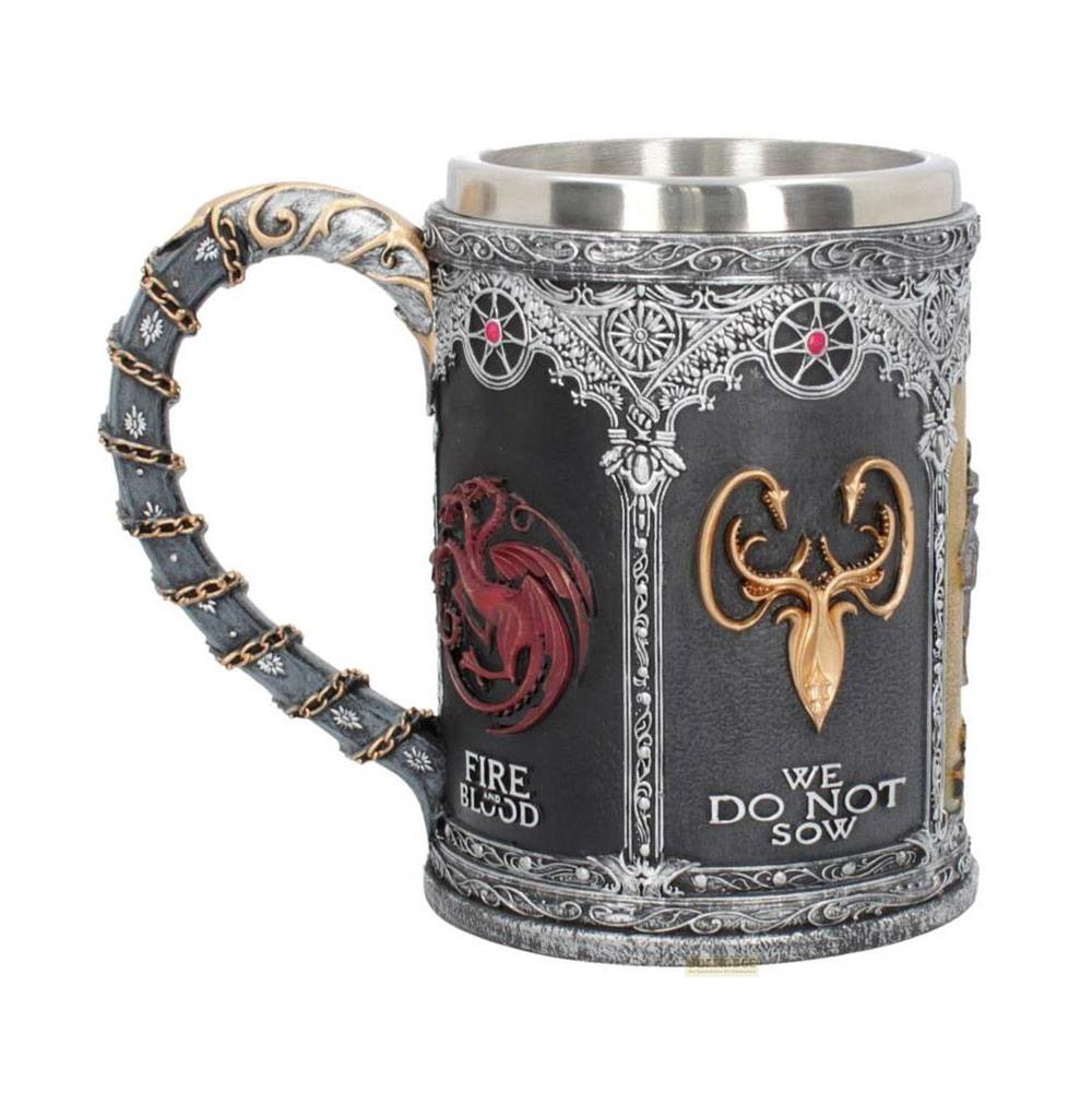 Ein detailreicher Becher mit Drachenmotiv und Ornamenten.