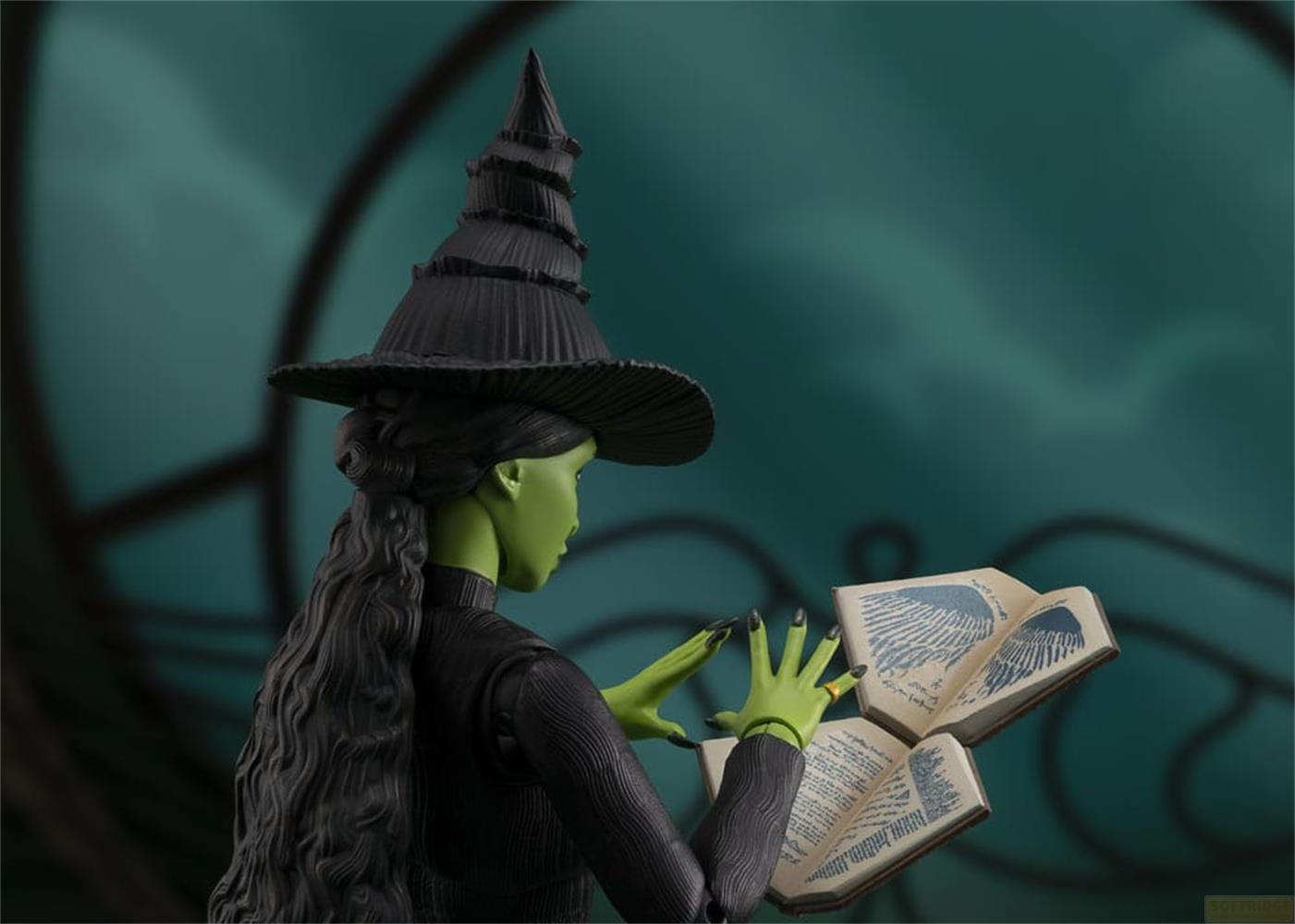 Grüne Hexe mit schwarzem Hut liest in zwei alten Büchern.