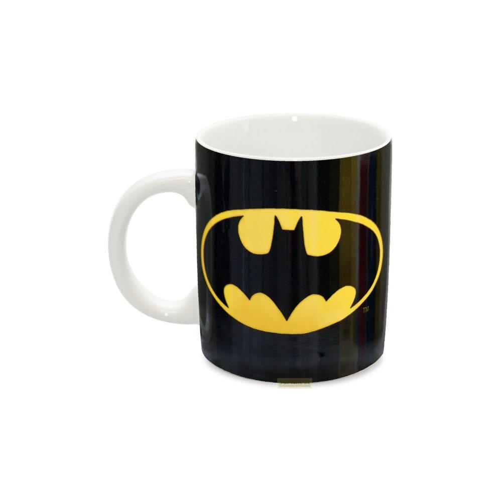Schwarze Tasse mit gelbem Batman-Logo und weißem Henkel.