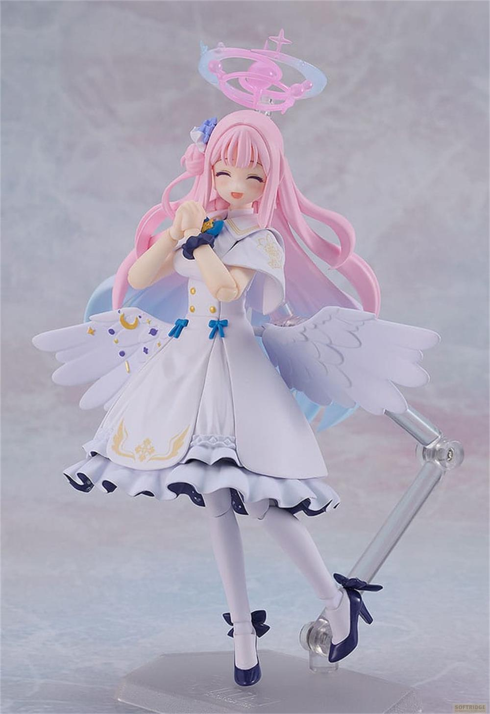 Eine Figur mit rosa Haaren, weißem Kleid, Flügeln und einem Engelsring.