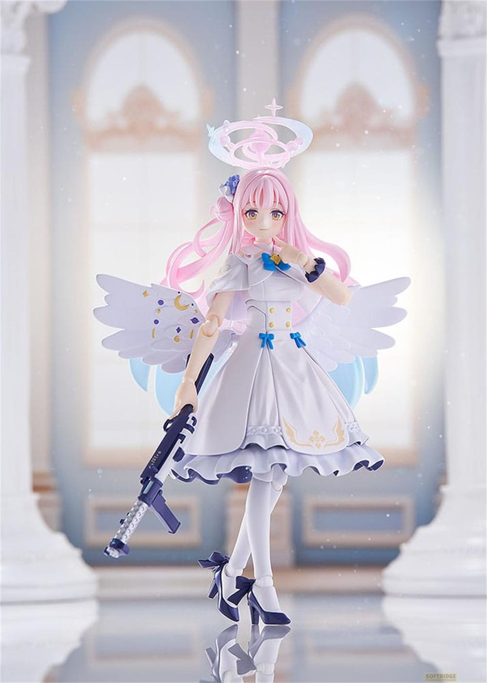 Eine Anime-Figur mit pinken Haaren, Flügeln, Heiligenschein und Waffe.