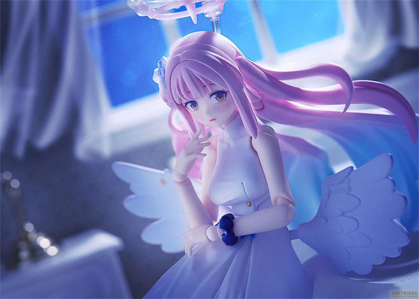 Eine Anime-Figur mit rosa Haaren und Flügeln steht im Zimmer.