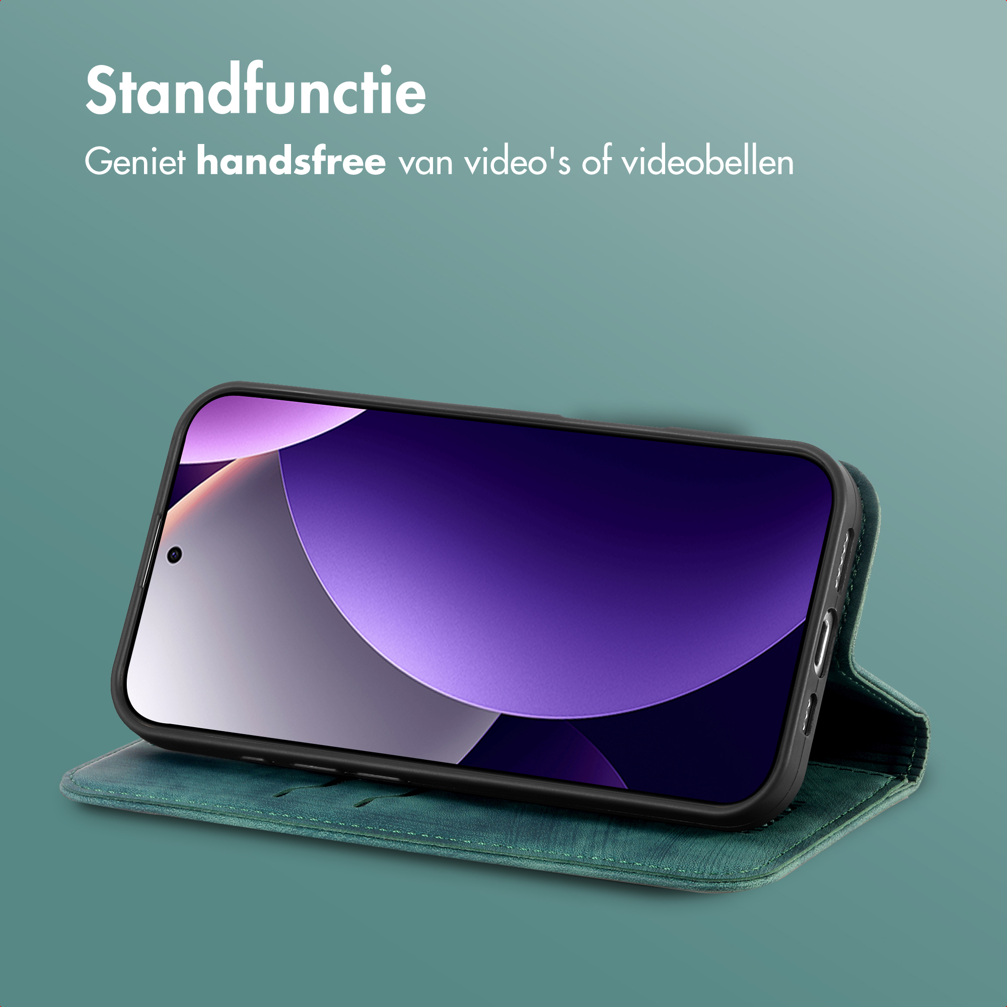 Een smartphone in groene hoes, rechtop staand. Paars achtergrond.