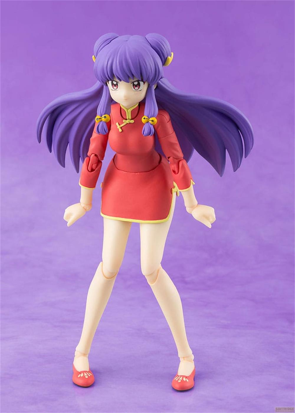 Eine lilahaarige Figur in einem roten Kleid mit gelben Akzenten steht auf lila Untergrund.