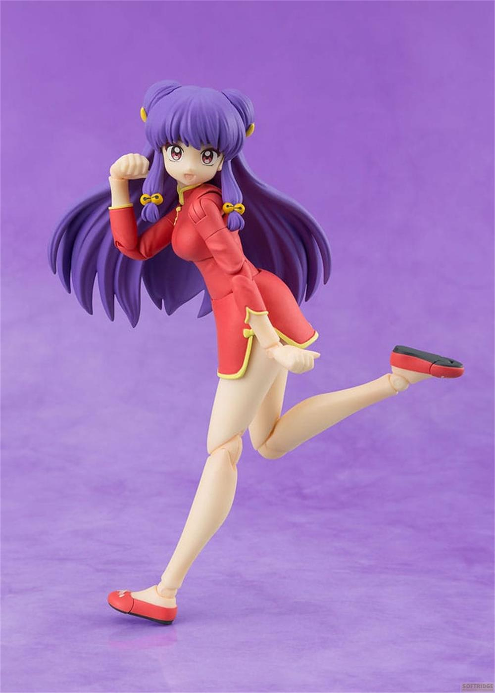 Anime-Figur mit lila Haaren in einem roten Kleid, dynamisch auf lila Hintergrund posiert.