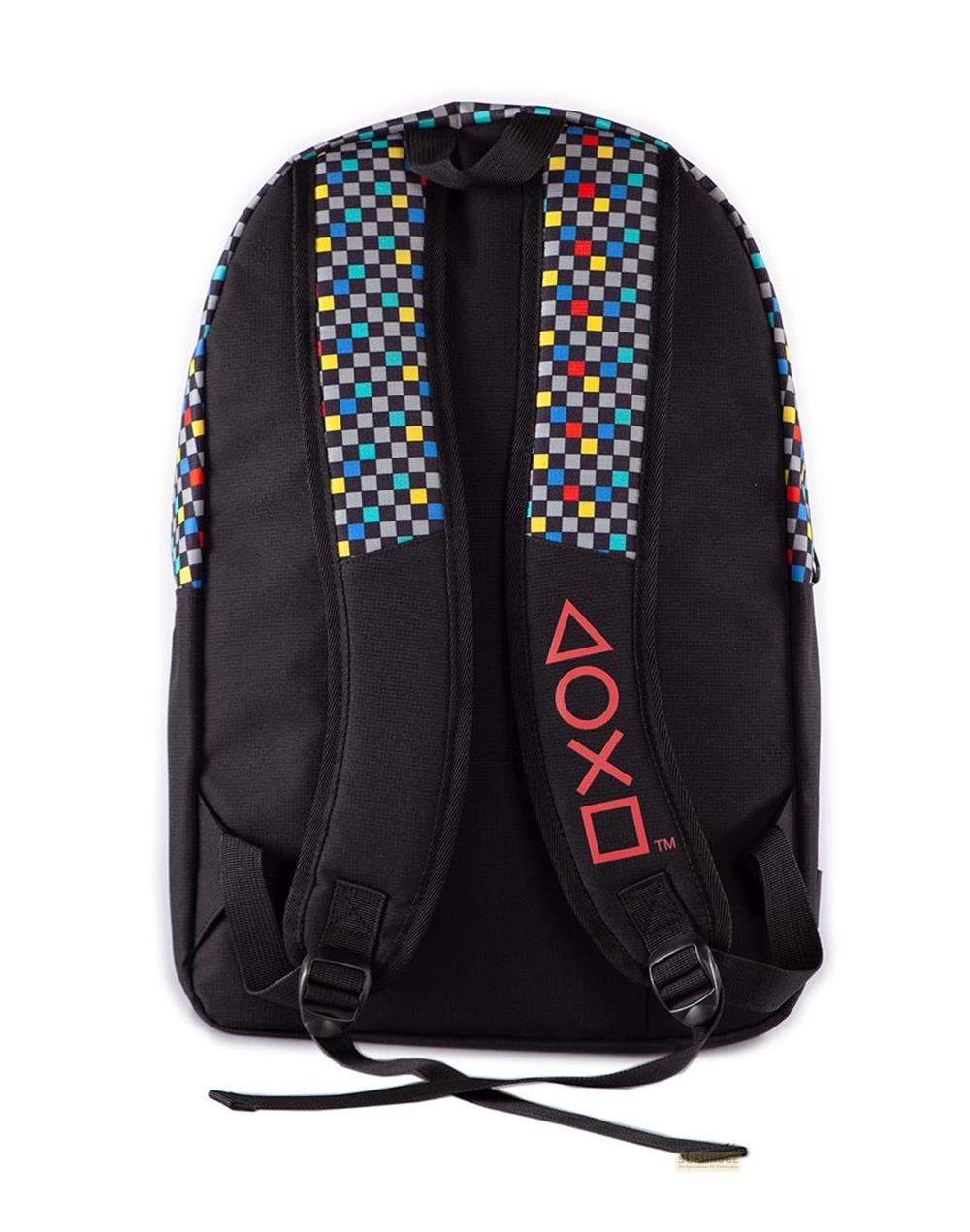 Schwarzer Rucksack mit bunten Karos auf den Trägern und PlayStation-Symbolen.
