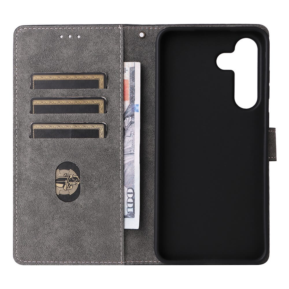 Graue Brieftasche mit Kartenfächern und Geldschein. Schwarzer Hülle für ein Smartphone.