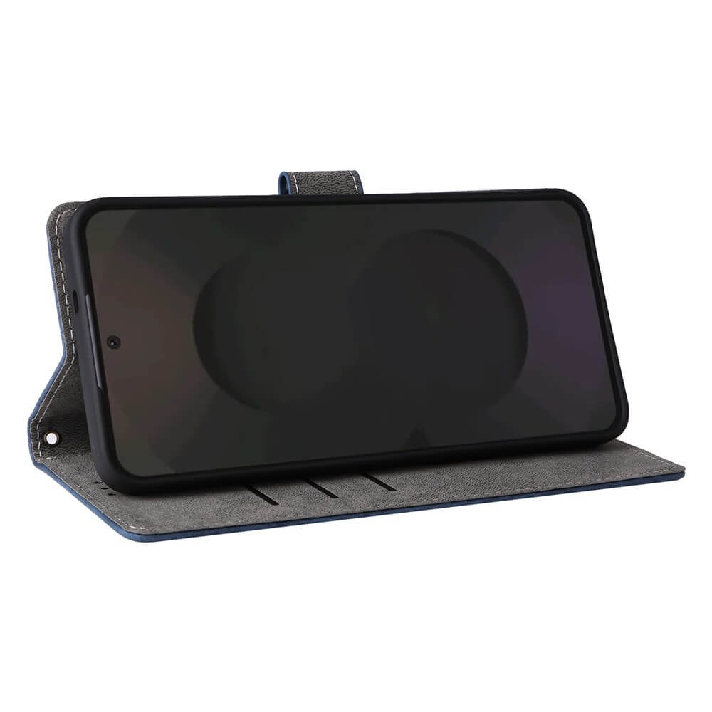 Ein Smartphone in einer blauen Hülle mit Klappdeckel, auf weißem Hintergrund.