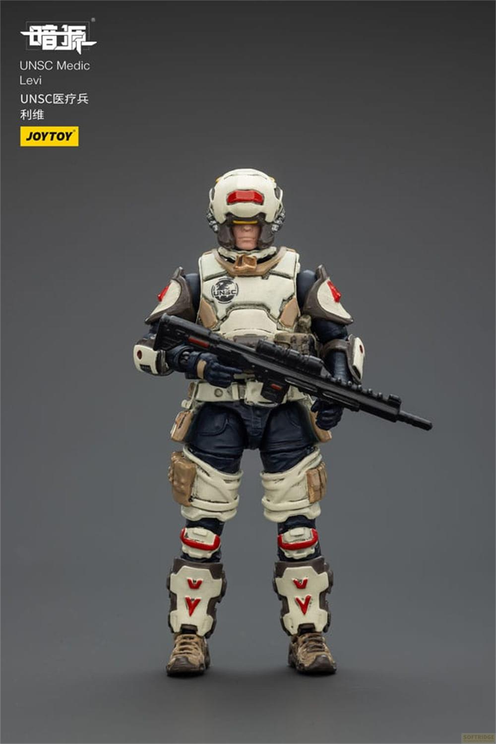 Eine Actionfigur eines UNSC Medic Levi mit Gewehr, vor grauem Hintergrund.