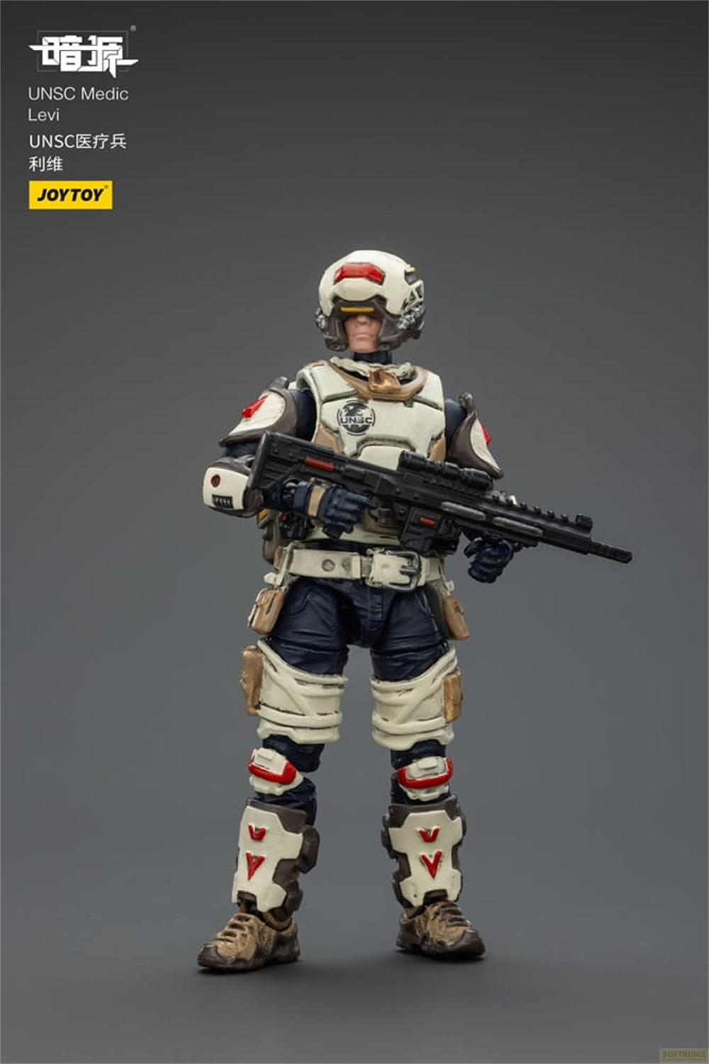 Eine Actionfigur eines UNSC-Sanitäters mit Gewehr vor grauem Hintergrund.