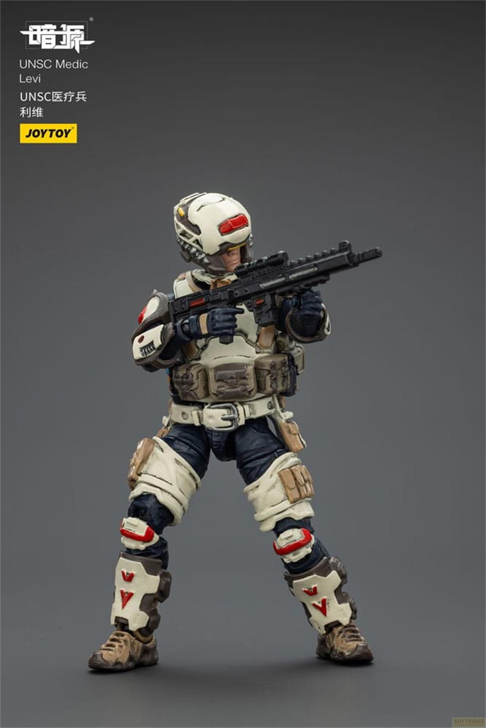 Eine Figur in weißer und blauer Rüstung mit Gewehr, die vor einem grauen Hintergrund steht.