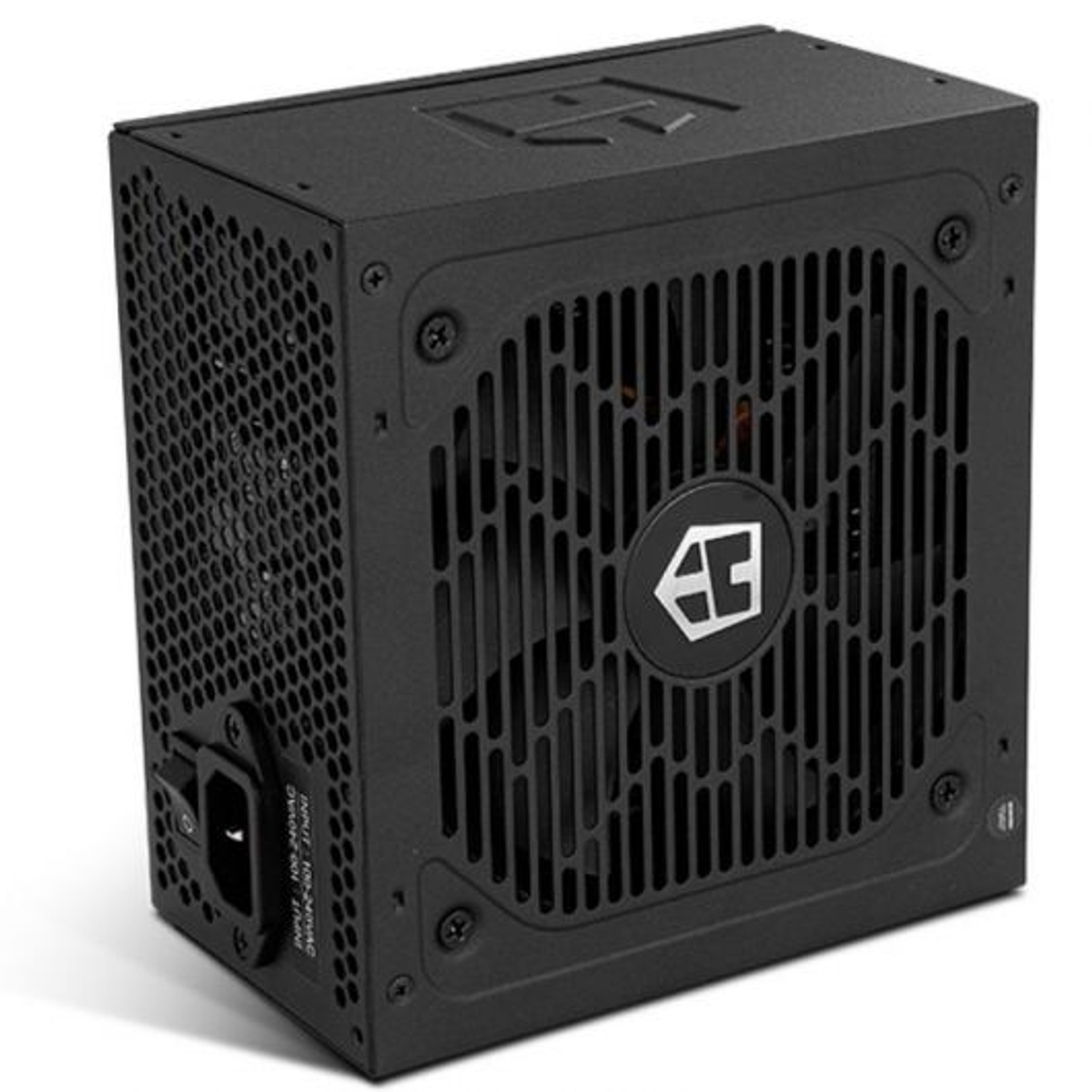 Fuente de alimentación negra con rejilla de ventilador y logo frontal.