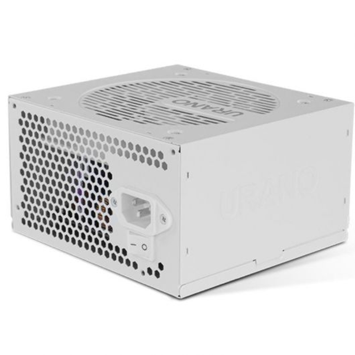 Una fuente de alimentación de PC blanca con rejillas de ventilación y interruptor.