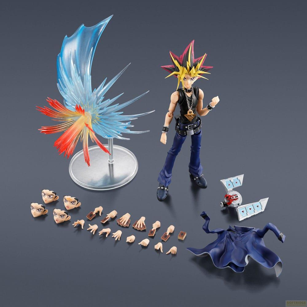 Yugi Muto Actionfigur mit Zubehör: Energieeffekt, Köpfe, Hände, Umhang und Karten.