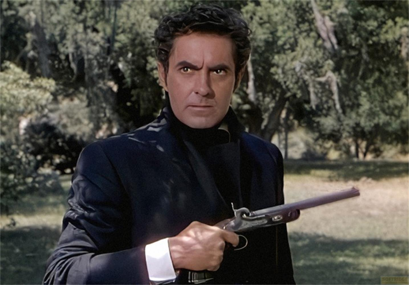 Un uomo in cappotto nero tiene una pistola, all'aperto in una zona boscosa.