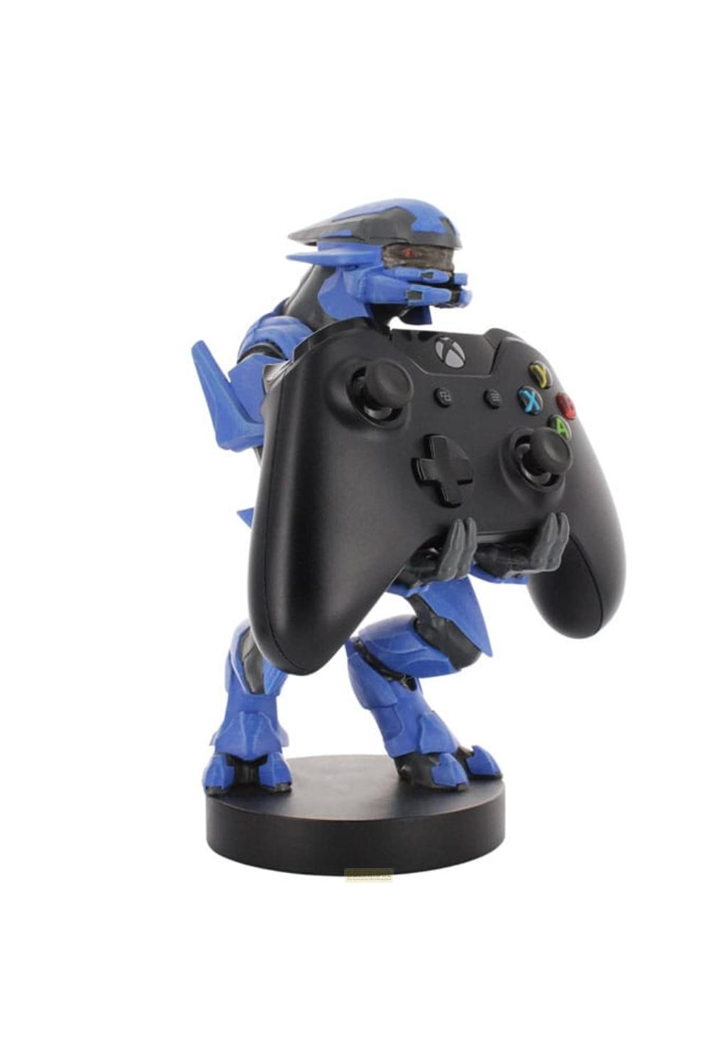 Blauer Halo-Charakter mit Xbox-Controller auf schwarzem Sockel.