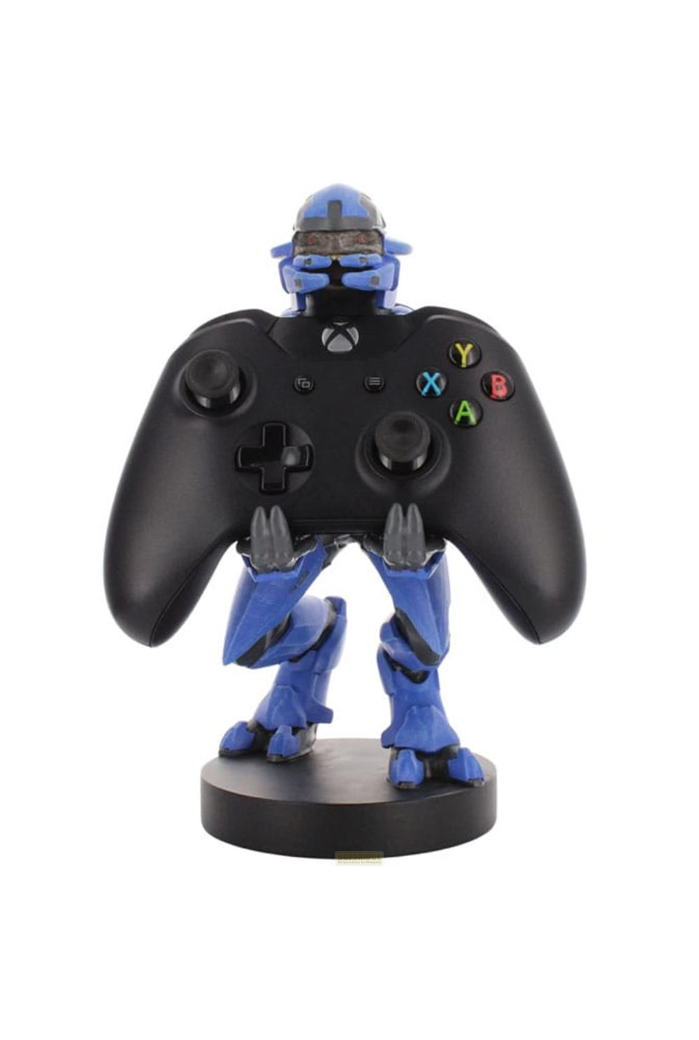 Ein blauer Roboter hält einen schwarzen Xbox-Controller.