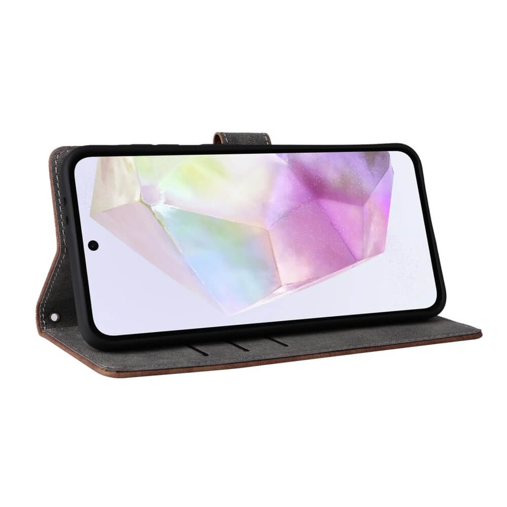 Uno smartphone in una custodia a flip grigia con uno sfondo di cristallo colorato.