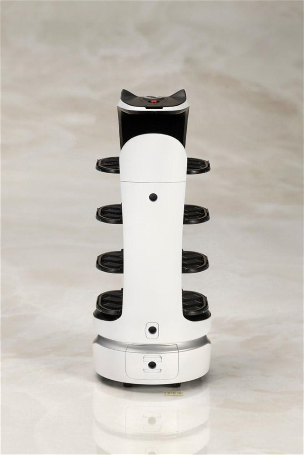 Ein weißer Servierroboter mit mehreren Ablagen steht auf einem hellen, spiegelnden Boden.