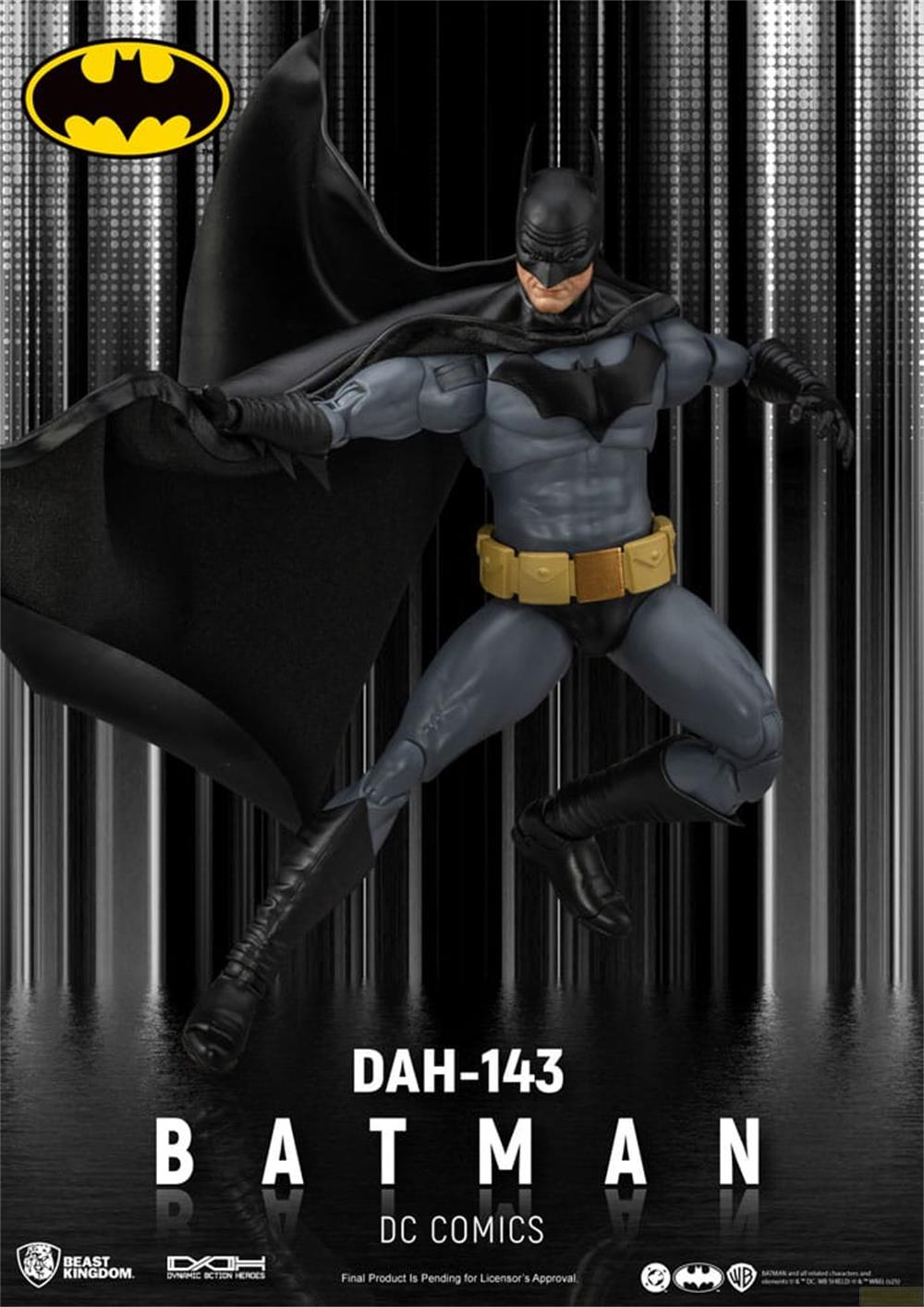 Batman-Figur in grauem Anzug mit gelbem Gürtel und schwarzem Cape, vor schwarzem Hintergrund.