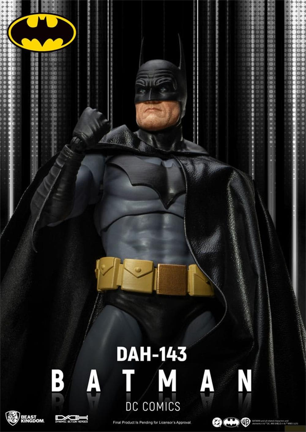 Batman-Figur in grauem Anzug mit gelbem Gürtel und schwarzem Umhang.