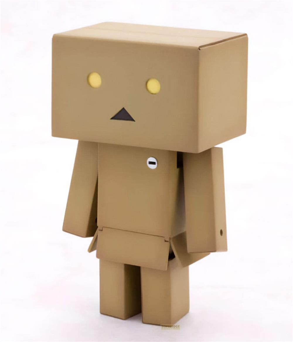 Ein brauner Papproboter mit runden gelben Augen und einem dreieckigen Mund.