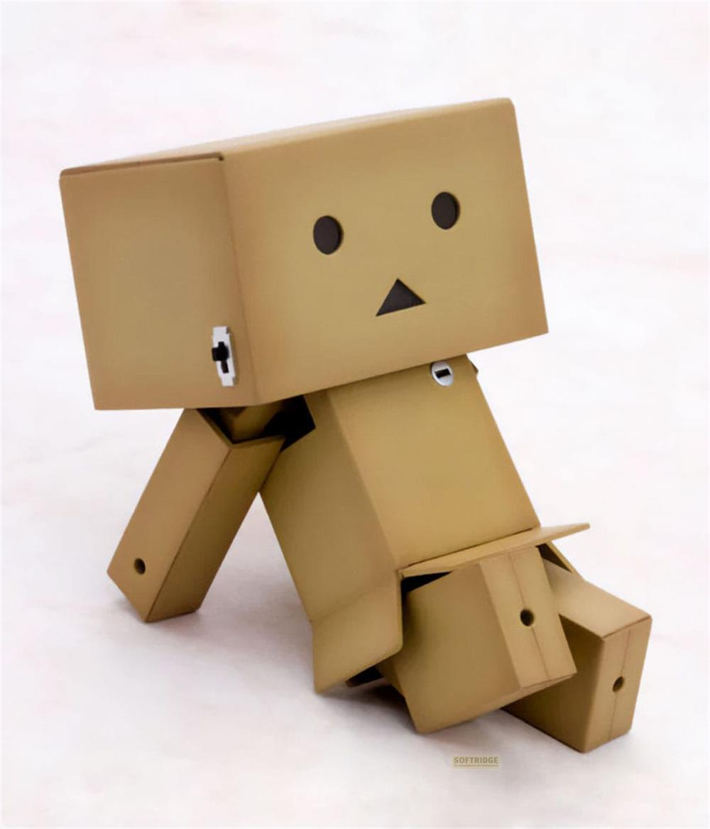 Ein brauner Papproboter sitzt auf einem weißen Hintergrund.