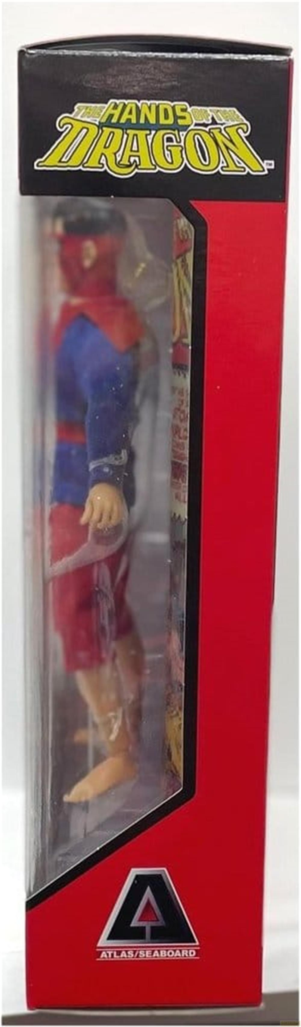 Eine Actionfigur mit roter Maske und blauer Weste in einer roten Schachtel.