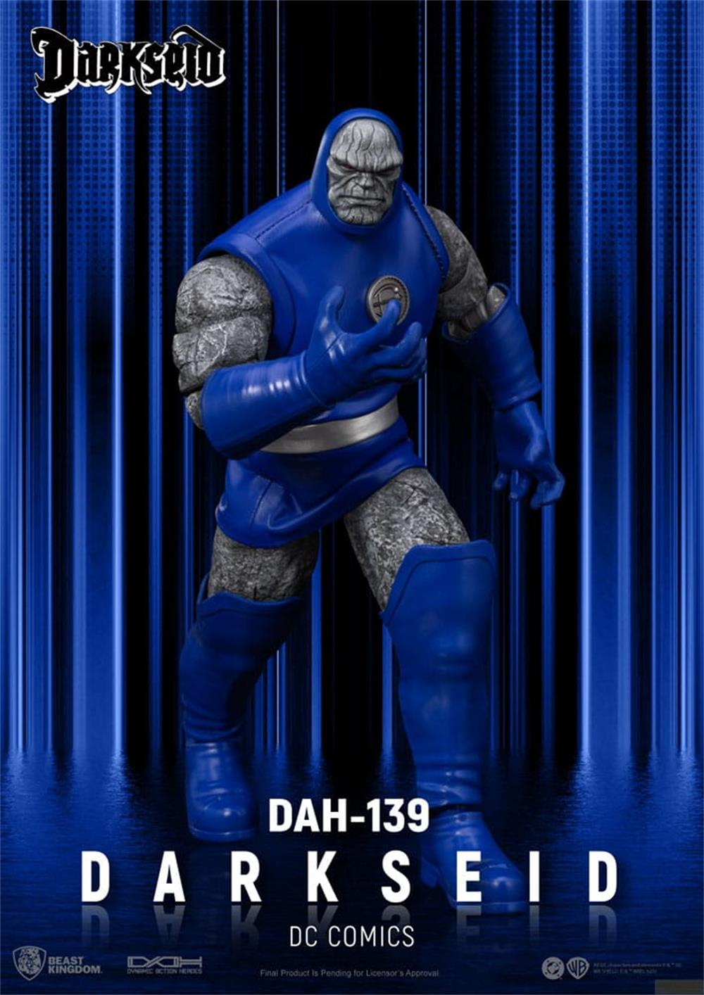 Eine Actionfigur von Darkseid in blauer Rüstung steht vor einem blauen, vertikal gestreiften Hintergrund.