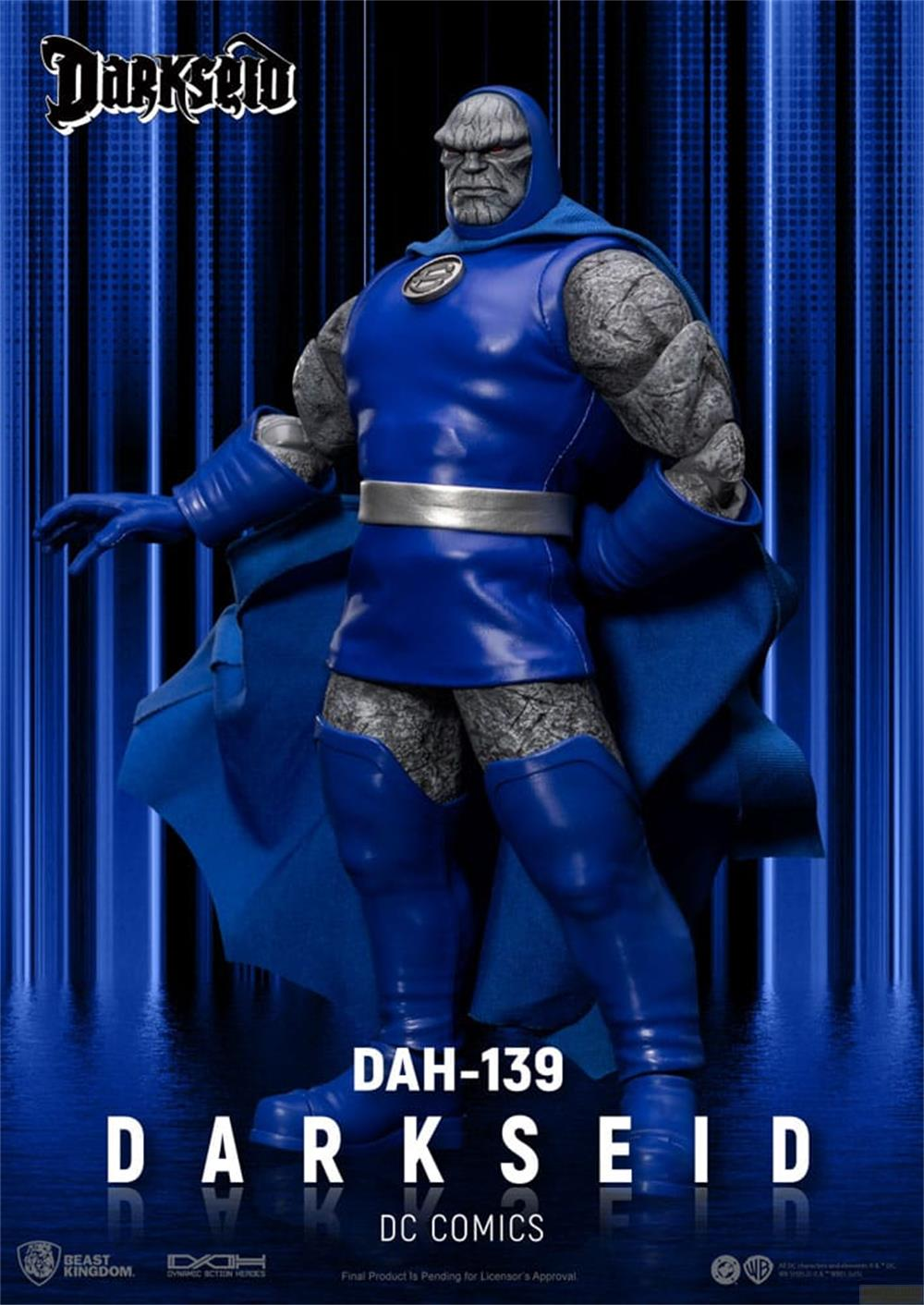 Eine Actionfigur von Darkseid in blauer Rüstung mit Kapuze vor blauem Hintergrund.