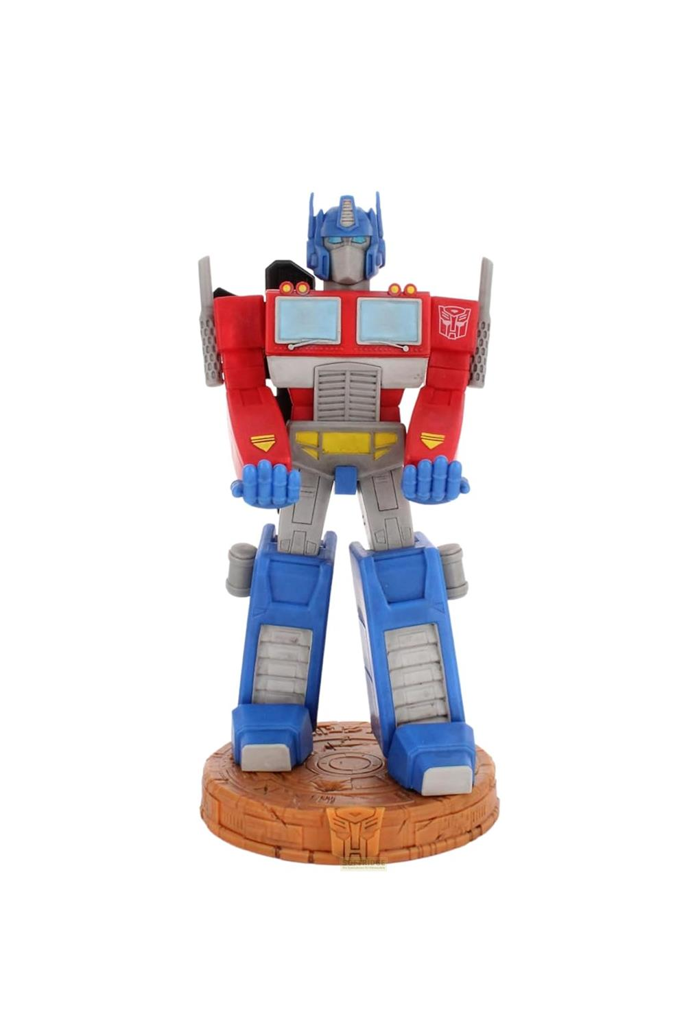 Optimus Prime Figur auf einem braunen Sockel mit Transformers-Logo.