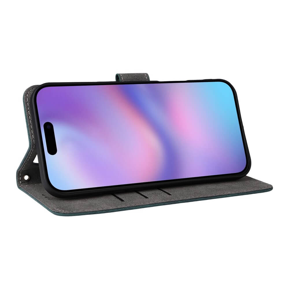 Uno smartphone in una custodia verde scuro con sfondo colorato.