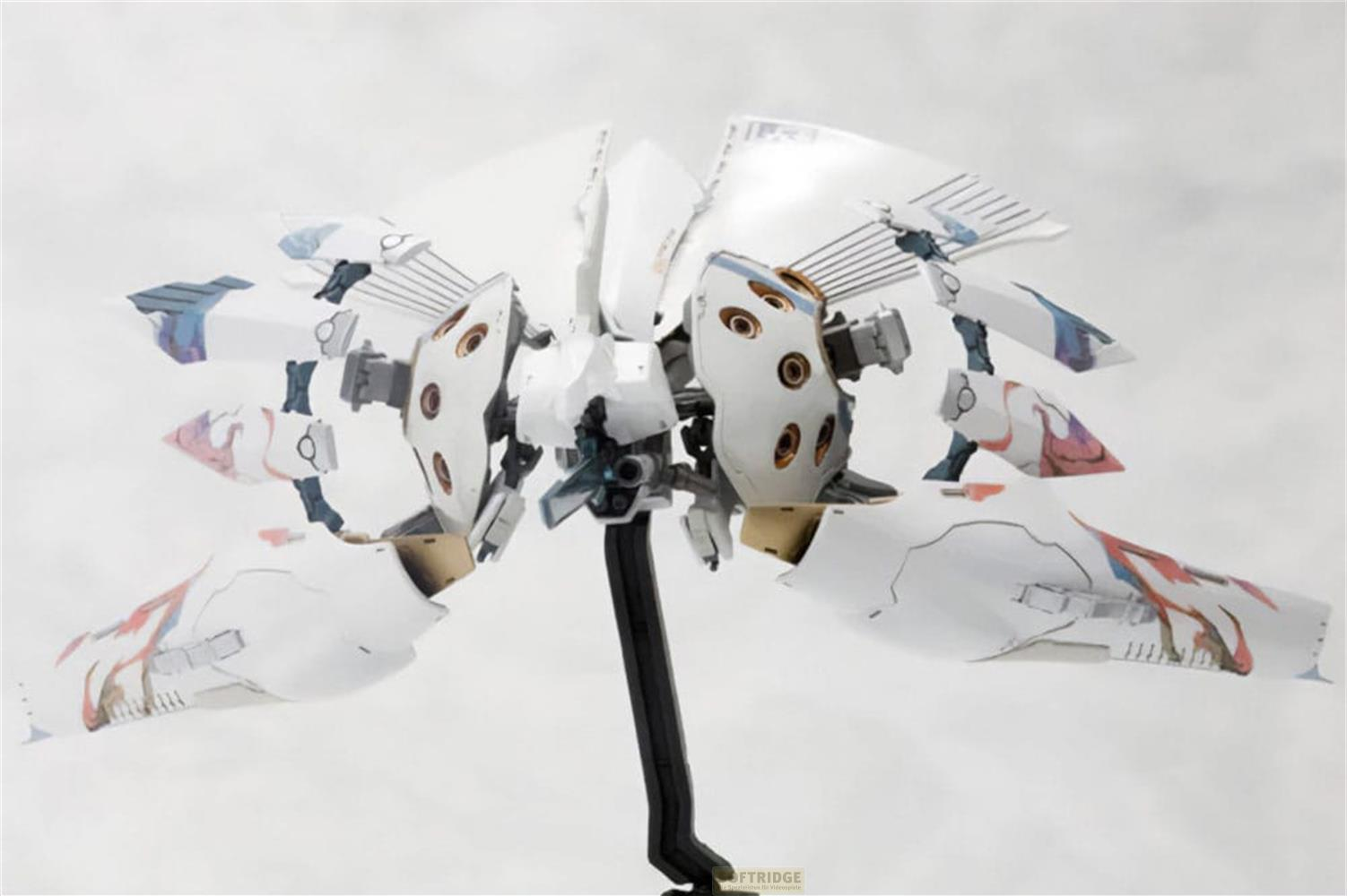 Ein weißes, futuristisches Modell mit offenen Flügeln und vielen Details. Ein schwarzer Ständer stützt es.
