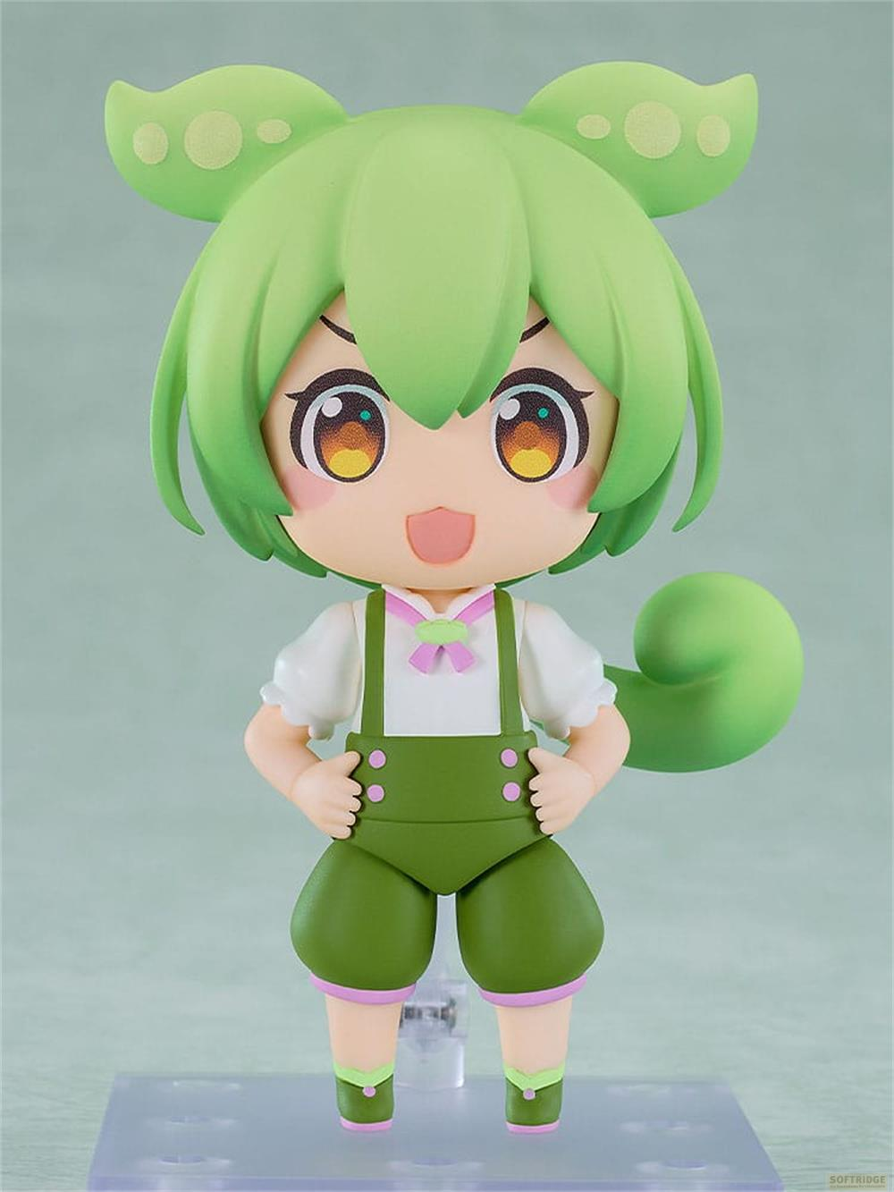 Eine grünhaarige Anime-Figur trägt eine grüne Latzhose und ein weißes Hemd, steht auf einer klaren Basis.