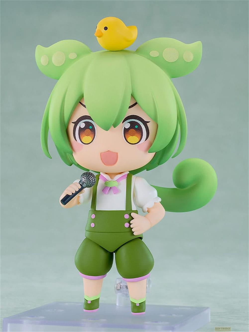Eine grüne Figur mit gelbem Küken auf dem Kopf hält ein Mikrofon.