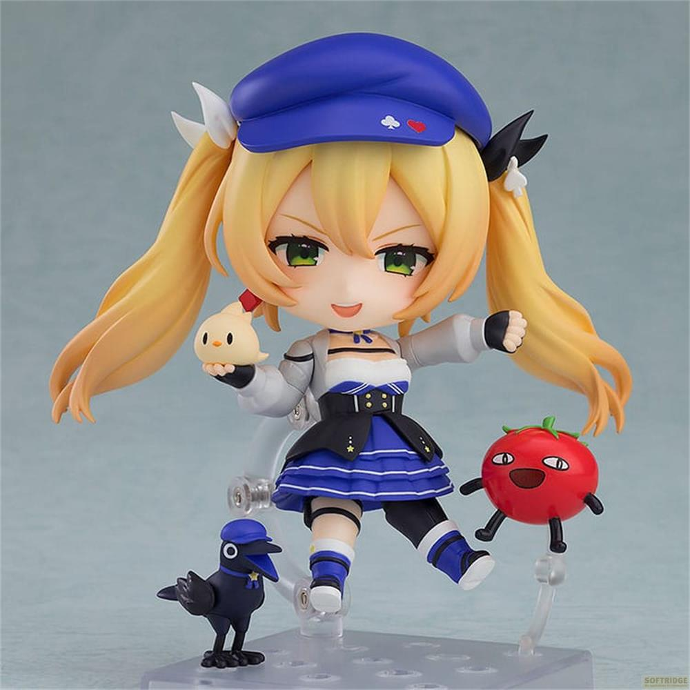 Eine Anime-Figur mit blonden Zöpfen, blauer Mütze, hält ein Küken, neben einer Tomate und einem Raben.