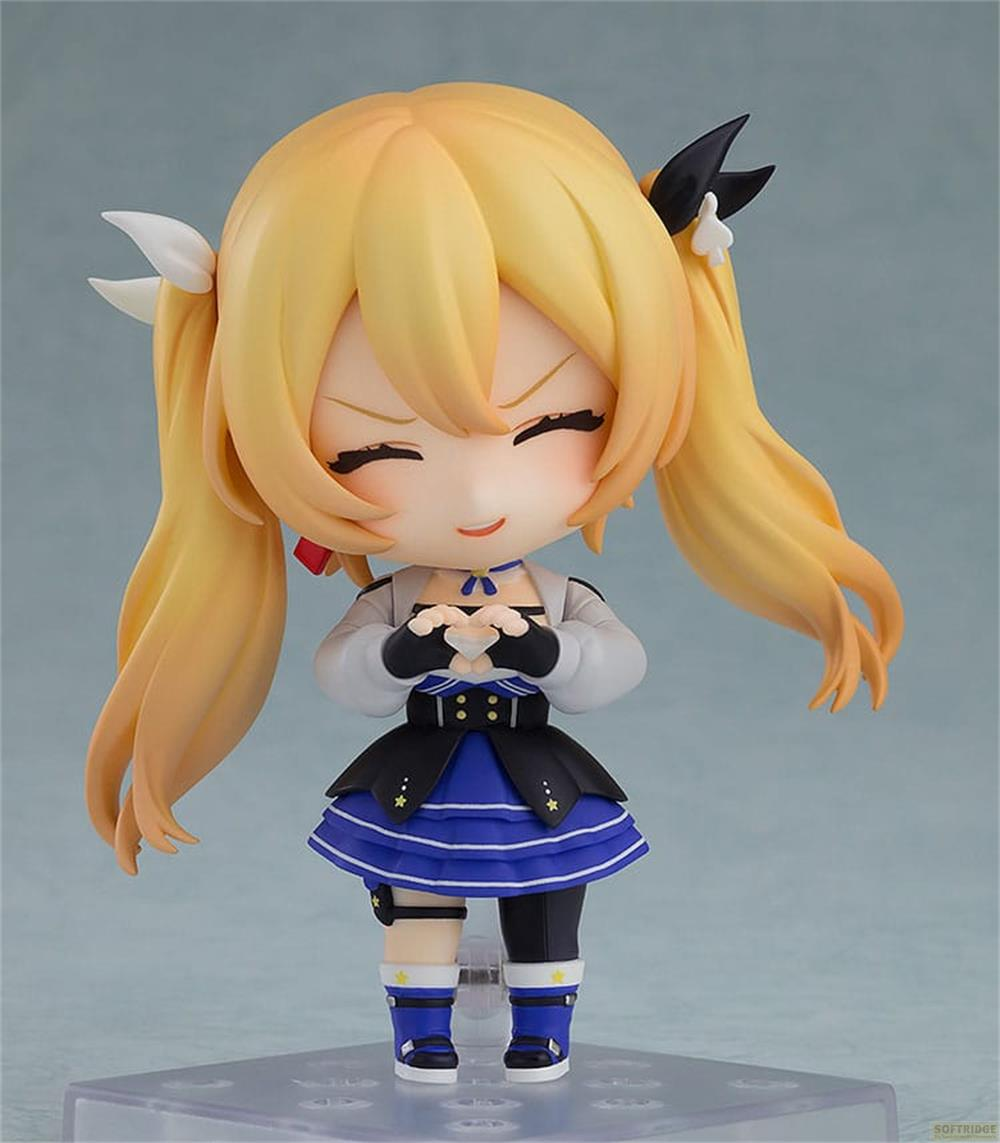 Eine Anime-Figur mit blonden Zöpfen, die ein blaues Kleid trägt und die Hände vor der Brust formt.