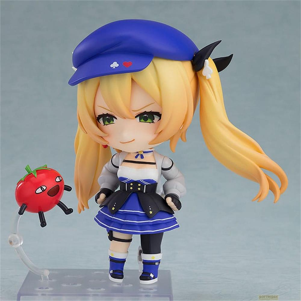 Anime-Figur in blauer Mütze, weißem Hemd, blauem Rock und schwarzen Leggings. Daneben steht eine rote Tomatenfigur.
