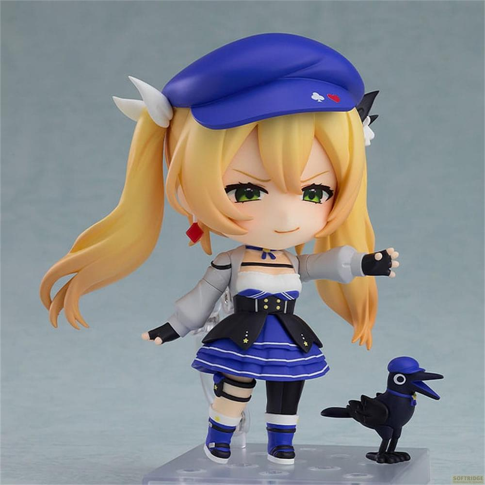 Eine Anime-Figur mit blonden Haaren, blauer Mütze und Kleid, neben einem schwarzen Vogel.