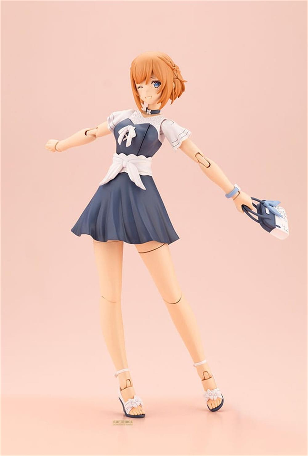 Eine Actionfigur eines Mädchens mit kurzen orangefarbenen Haaren, das ein blaues Kleid und weiße Sandalen trägt.
