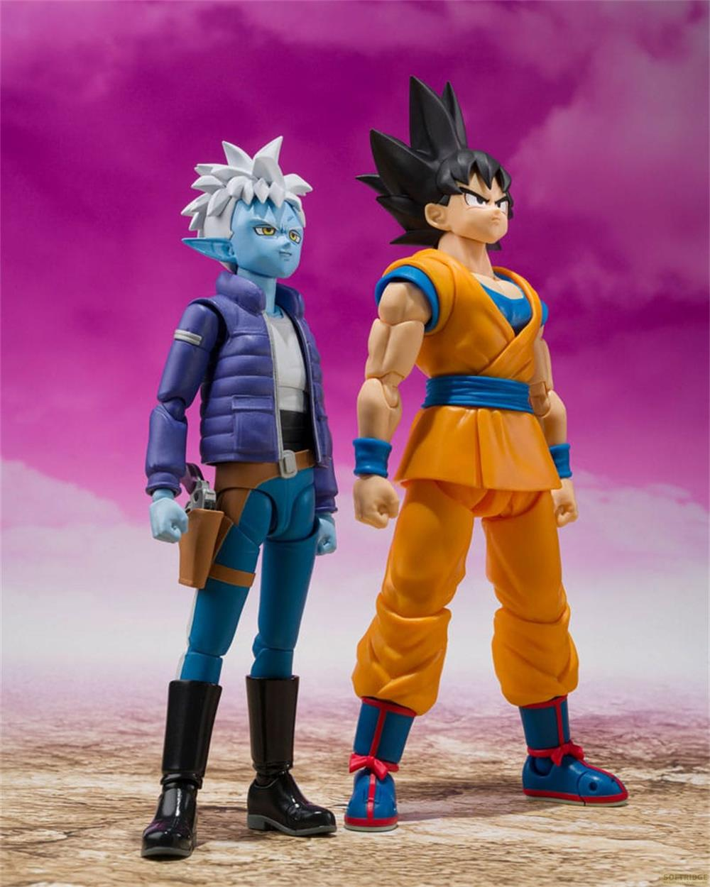 Zwei Actionfiguren stehen nebeneinander vor einem lila Himmel. Links ein blauer Außerirdischer, rechts Goku.