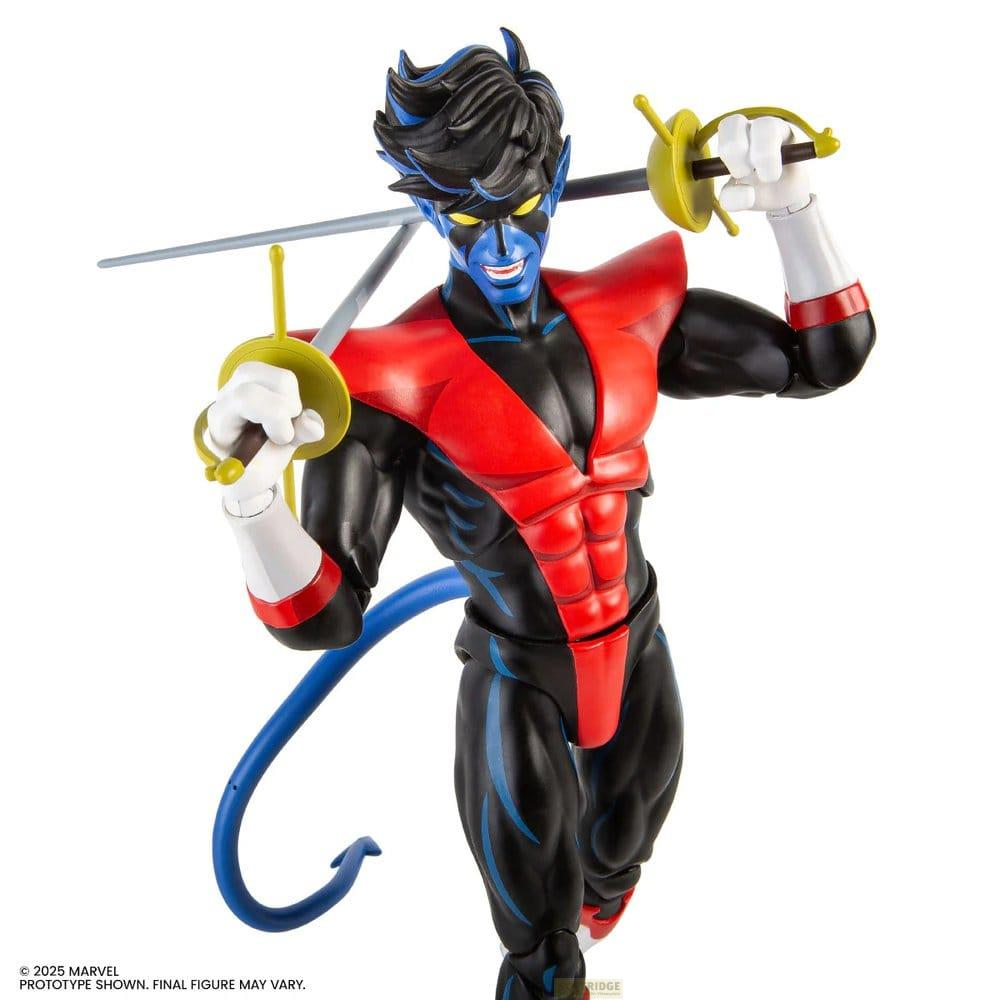 Ein blauer X-Men Charakter mit schwarzen Haaren und einem roten Anzug hält zwei Schwerter.