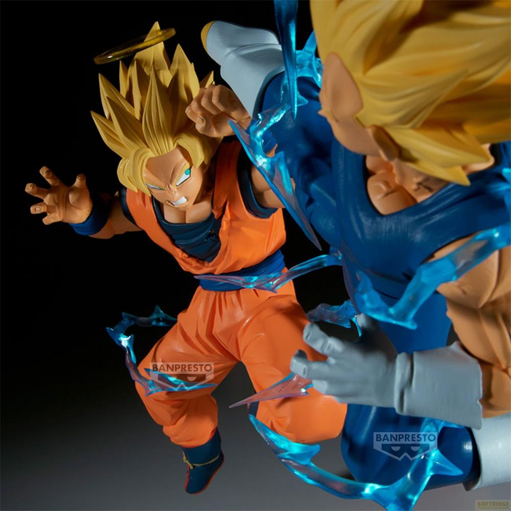 Goku im orangen Anzug kämpft gegen Vegeta im blauen Anzug, umgeben von blauen Energien.