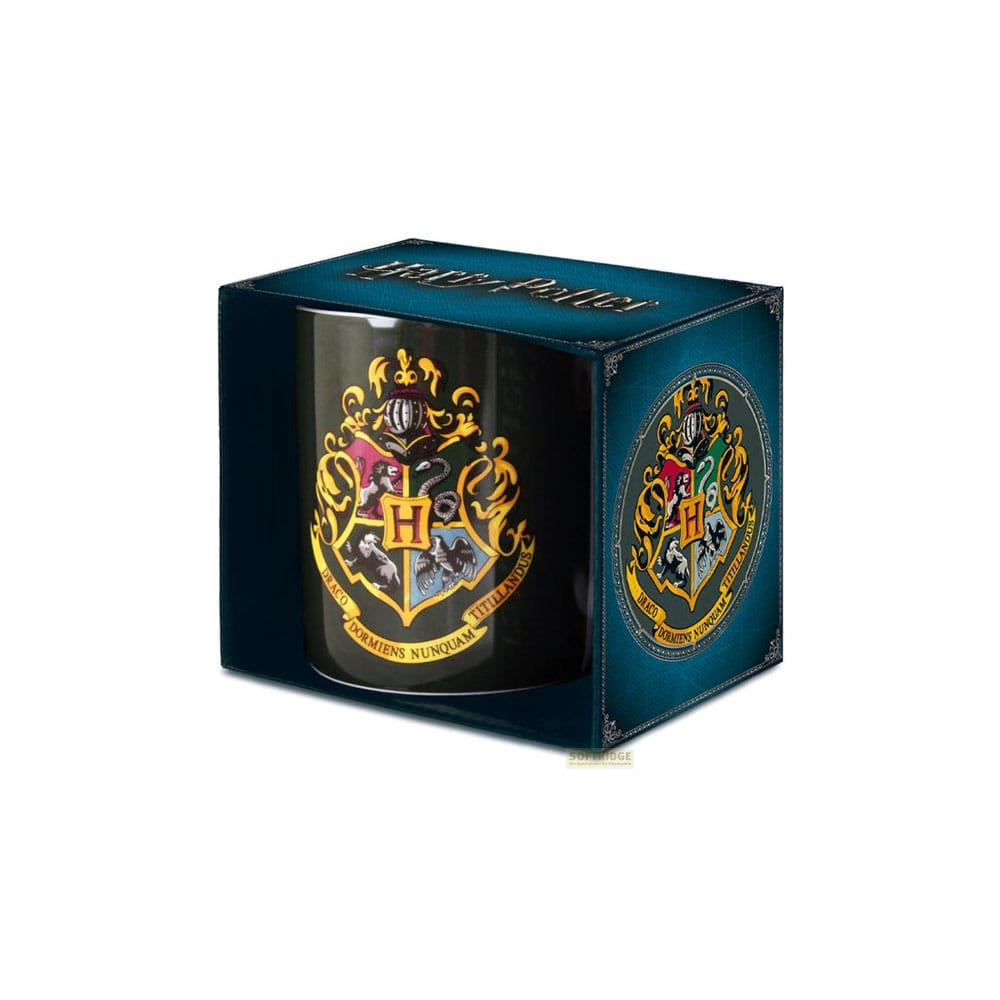 Ein schwarzer Becher mit dem Hogwarts-Wappen, in einer blauen Schachtel.
