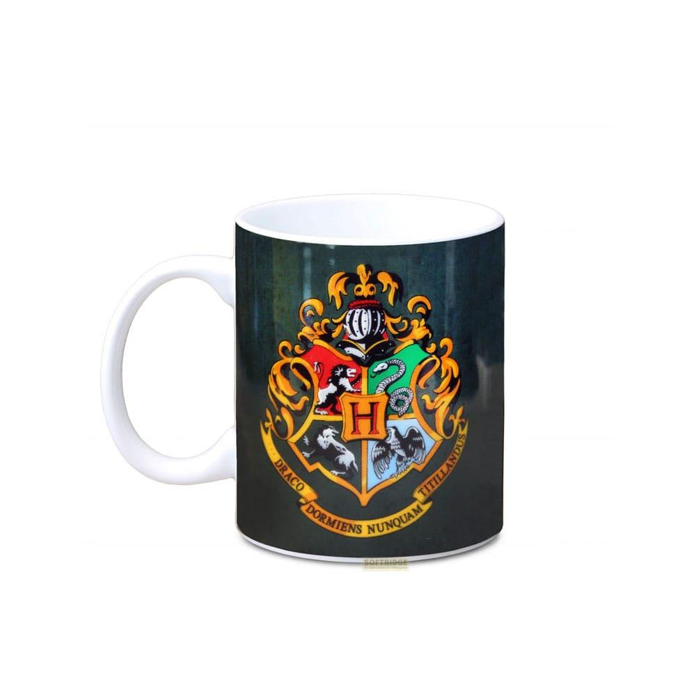Eine weiße Tasse mit dem Wappen von Hogwarts, das Tiere und ein H zeigt.