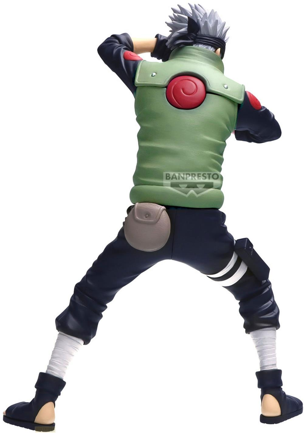 Una figura de pelo gris con chaleco verde y pantalones oscuros.