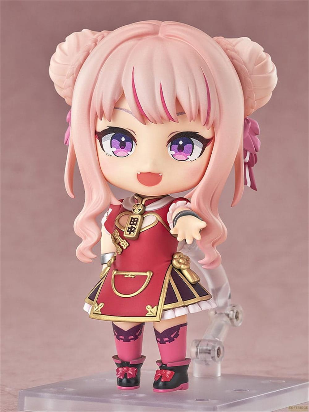 Eine Anime-Figur mit rosa Haaren und einem roten Kleid.