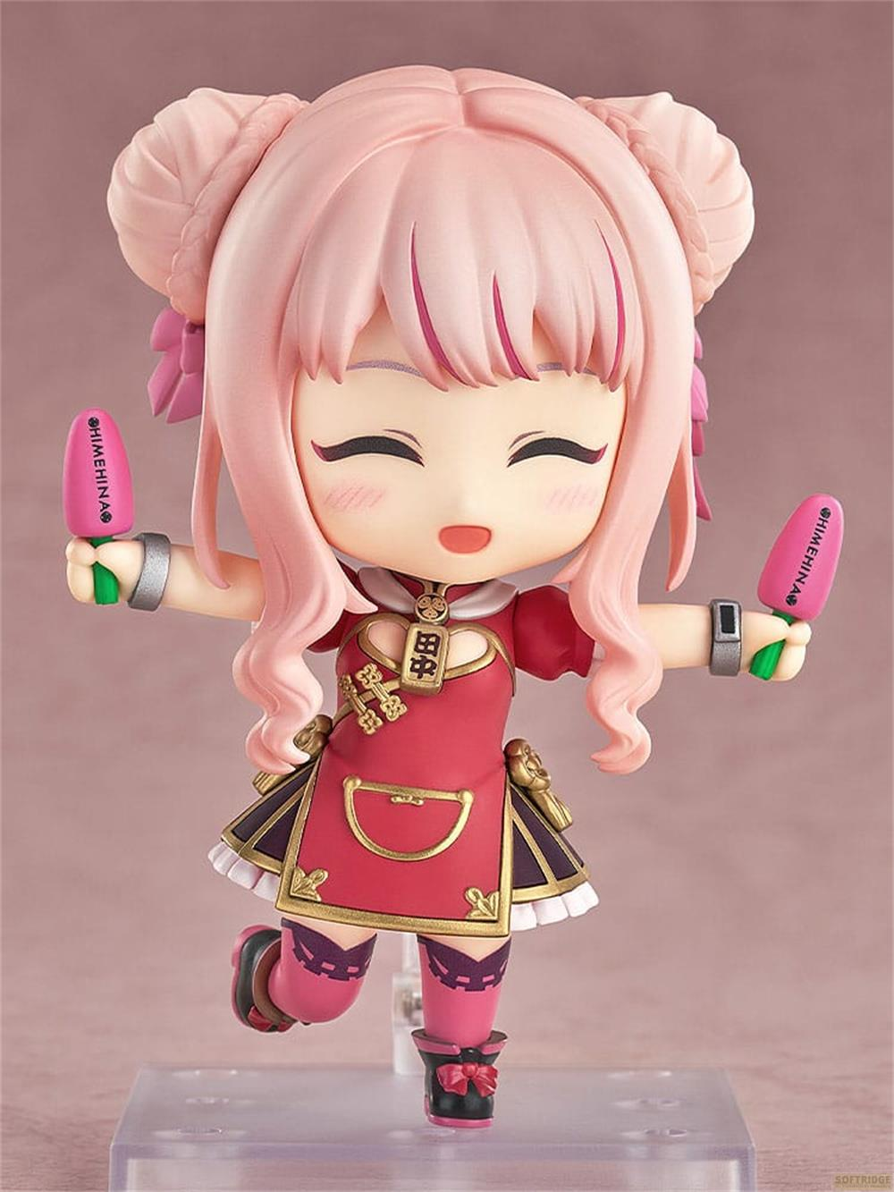 Eine Anime-Figur mit rosa Haaren, die ein rotes Kleid trägt und zwei rosa Stäbe hält.