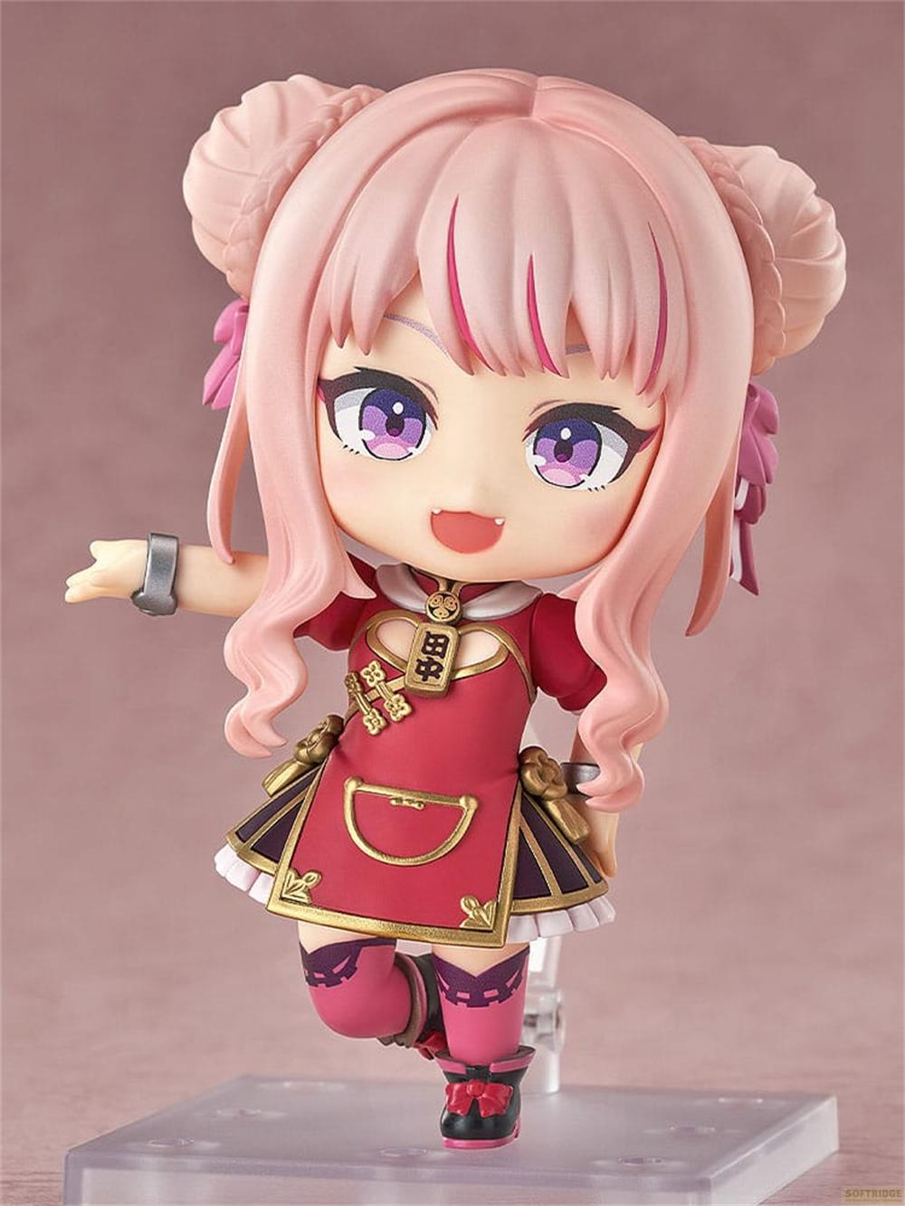 Eine Anime-Figur mit rosa Haaren, lila Augen und rotem Kleid.