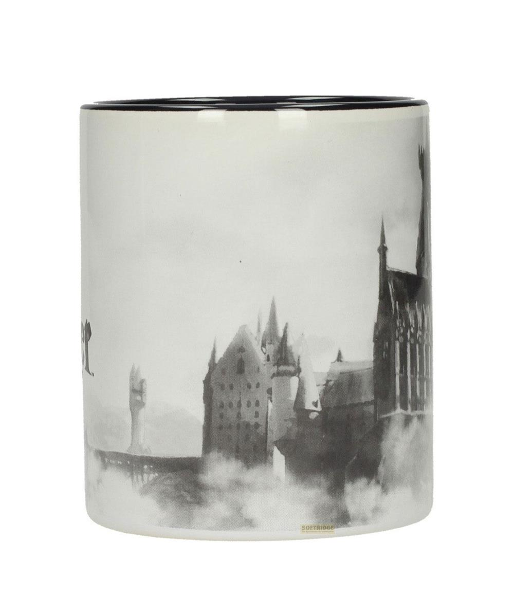 Graustufenbild einer Burg mit Türmen, Nebel im Vordergrund, auf einer Tasse.